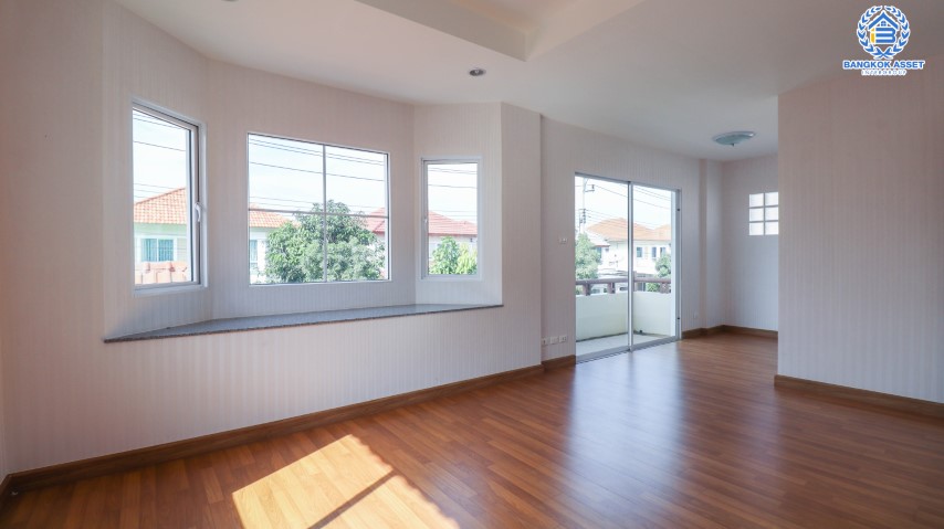 *****บ้านเดี่ยวมือสองย่านปทุมธานี หมู่บ้าน ชวนชื่นกรีนบาวด์ กรุงเทพ-ปทุมธานี บ้านสวยพร้อมเข้าอยู่ ภายในโครงการสภาพแวดล้อมดีมาก ใกล้สนามกอล์ฟ เนื้อที่ 56.2 ตร.ว. ฟังก์ชัน 3 ห้องนอน 3 ห้องน้ำ 2 ที่จอด บนทำเลเดินทางสะดวก เชื่อมต่อถนนหลายเส้นทาง ใกล้จุดขึ้นทางด่วน "อุดรรัถยา"